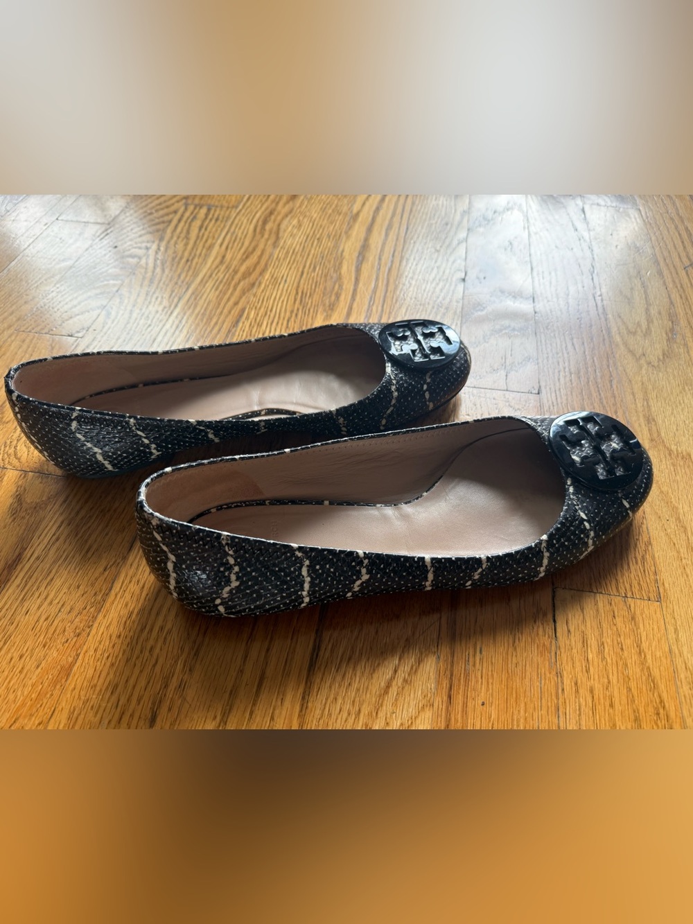 Classic Tory Burch Reva Mojave Print Leather Logo Ballet Flat Black/Ivory Sz 10 - Picture 3 of 5